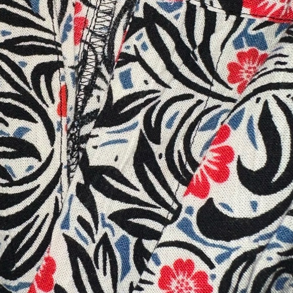 Look majestic in the Sisstrevolution Rocky Tides Pant.  Pre owned - Picture 4 of 5